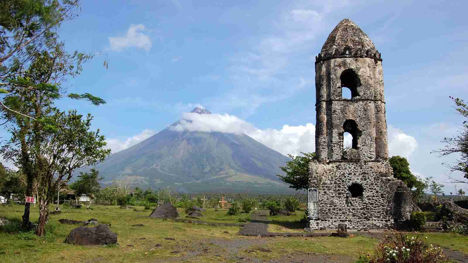 cagsawa ruins and mayon volcano
