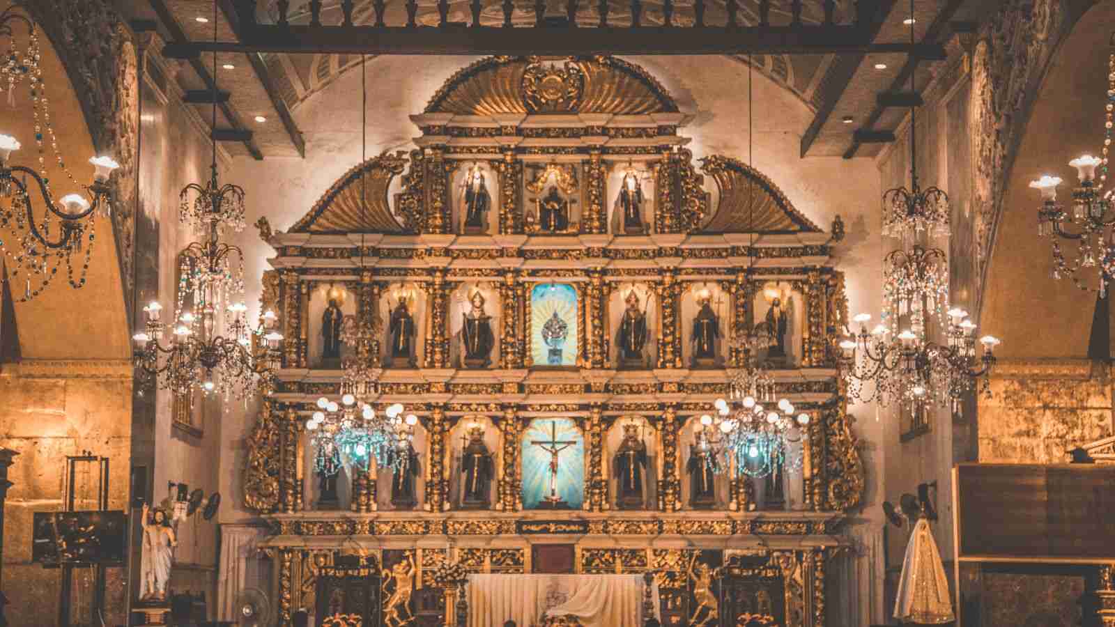 inside the church in Cebu Minore Basilica